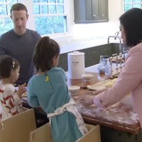 Kabinet berwarna hijau hadir sebagai aksen sehingga tampak menyatu dengan alam di luar. (Foto: YouTube/CBS)