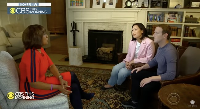 Salah satu ruangan didekasikan sebagai perpustakaan, lengkap dengan perapian yang menciptakan atmosfer hangat. (Foto: YouTube/CBS)