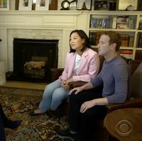 Salah satu ruangan didekasikan sebagai perpustakaan, lengkap dengan perapian yang menciptakan atmosfer hangat. (Foto: YouTube/CBS)