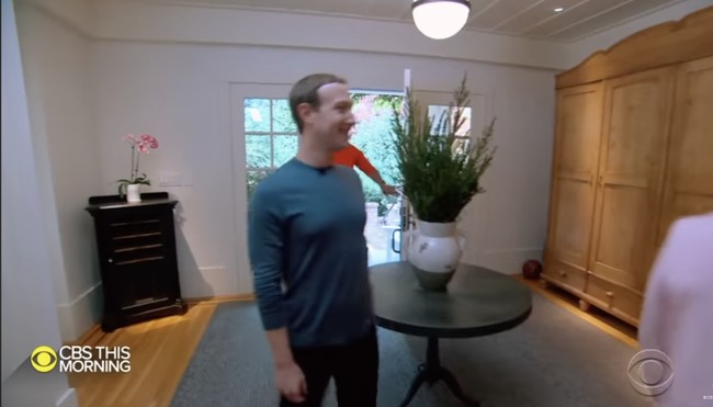 Dengan harta kekayaan yang mencapai US$ 104 miliar atau sekitar Rp 1.500 triliun, Mark Zuckerberg bisa saja memilih tinggal di sebuah rumah megah bak istana. Saat beberapa tahun lalu CEO Facebook itu diwawancarai oleh stasiun TV CBS di rumah, kesan mewah dan glamor tak terlihat. (Foto: YouTube/CBS)