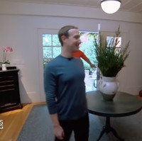 Dengan harta kekayaan yang mencapai US$ 104 miliar atau sekitar Rp 1.500 triliun, Mark Zuckerberg bisa saja memilih tinggal di sebuah rumah megah bak istana. Saat beberapa tahun lalu CEO Facebook itu diwawancarai oleh stasiun TV CBS di rumah, kesan mewah dan glamor tak terlihat. (Foto: YouTube/CBS)
