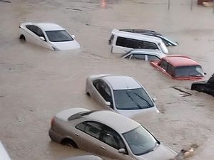 Banjir Bandang Terjang Rusia, Mobil-mobil Hanyut