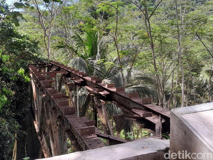 Salah satu objek cagar budaya di Pangandaran Terowongan Hendrik dan rel KA Banjar-Pangandaran/