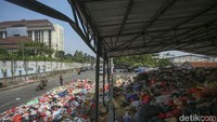 Salah satunya di Tempat Pembuangan Sampah Sementara (TPSS) Kawasan Pancoran Mas, lokasi yang berada tepat di belakang Balai Kota Depok ini turut tak mampu menampung volume sampah yang terus bertambah.  