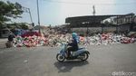 Iiih, Jorok! Sampah di Belakang Balkot Depok Luber ke Jalan