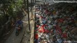 Iiih, Jorok! Sampah di Belakang Balkot Depok Luber ke Jalan