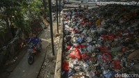 Sampah tersebut menumpuk imbas terlambatnya truk pembuangan sampah yang juga terhambat di TPA Cipayung.  