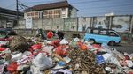 Iiih, Jorok! Sampah di Belakang Balkot Depok Luber ke Jalan