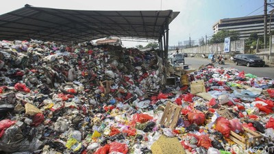 Iiih, Jorok! Sampah di Belakang Balkot Depok Luber ke Jalan