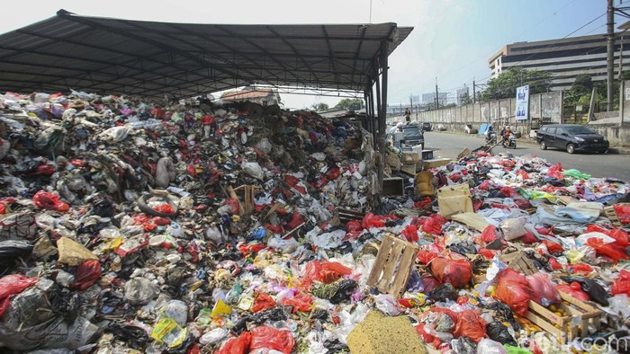 Permasalahan sampah di Kota Depok masih berlanjut. Seperti Tempat Pembuangan Sampah Sementara (TPSS) di belakang Balai Kota Depok yang overload.