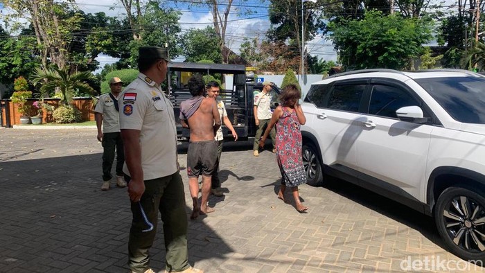Satpol PP Mengamankan ODGJ di Banyuwangi yang kerap resahkan warga