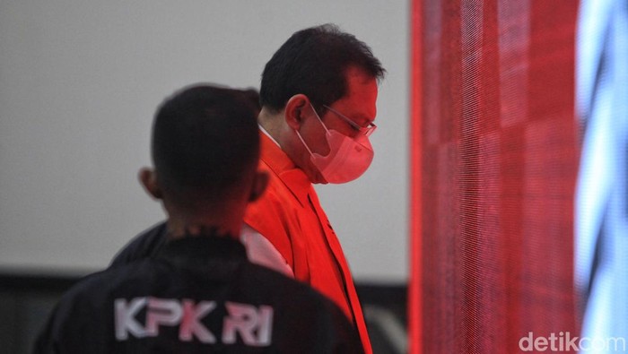 Sekretaris Mahkamah Agung (MA) Hasbi Hasan telah menjalani pemeriksaan sebagai tersangka dalam kasus suap penanganan perkara di MA. Hasbi kini ditahan KPK.