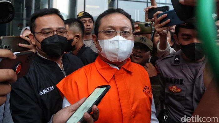 Sekretaris Mahkamah Agung (MA) Hasbi Hasan telah menjalani pemeriksaan sebagai tersangka dalam kasus suap penanganan perkara di MA. Hasbi kini ditahan KPK.