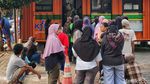 Potret Penerima KJP Antre Sembako Murah di Manggarai