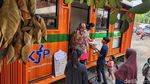 Potret Penerima KJP Antre Sembako Murah di Manggarai