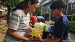 Potret Penerima KJP Antre Sembako Murah di Manggarai