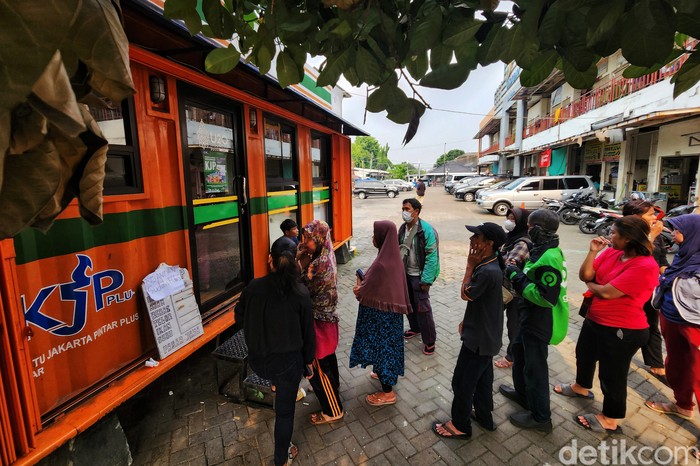 Sembako Murah dengan KJP Warga mengantre untuk membelj paket pangan murah bersubsidi yang diadakan oleh Pemprov DKI Jakarta di Pasar Manggis, Manggarai, Jakarta Selatan, Rabu (12/7/2023). Pangan murah bersubsidi ini menyasar untuk pemegang KJP Plus, PJLP serta untuk menstabilisasi harga pangan di Jakarta.