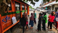 Warga mengantre untuk membeli paket pangan murah bersubsidi yang diadakan oleh Pemprov DKI Jakarta di Pasar Manggis, Manggarai, Jakarta Selatan, Rabu (12/7/2023).