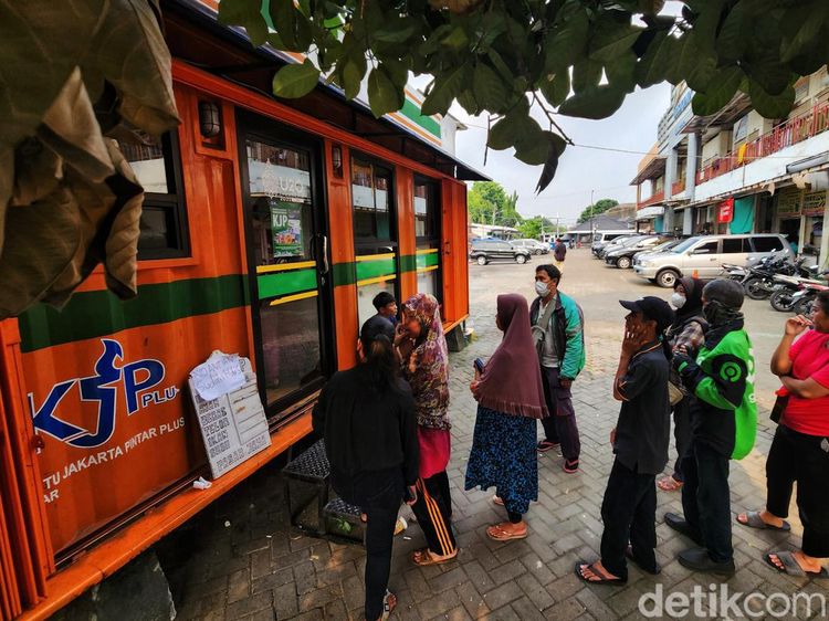 Potret Penerima KJP Antre Sembako Murah di Manggarai