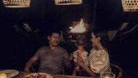 Mereka dan sang buah hati sedang menikmati makan malam dengan hidangan seafood. Enak ya? Foto: Instagram @shandyaulia