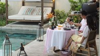 Pemain film dan sinetron Indonesia itu sepertinya senang menunggu sunset. Kali ini, Shandy, David, dan anaknya sedang BBQ seru di pinggir kolam renang. Foto: Instagram @shandyaulia