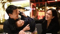 Saat berada di Amerika Serikat pun, keluarga kecil ini mampir makan di sebuah restoran. Foto: Instagram @shandyaulia