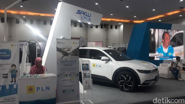 Suasana Electric Vehicle Standar Expo (EVSE) di Jogja Expo Center (JEC), Rabu (12/7/2023).