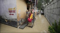 Hujan deras selama akhir pekan membuat New Delhi kebanjiran. Banjir merendam jalan-jalan dan membuat warga yang terjebak tak bisa ke mana-mana.