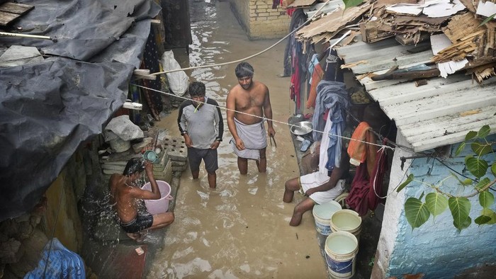 Sungai Yamuna Meluap, Dataran Rendah di New Delhi Kebanjiran People residing in a low lying area in the banks look on after torrential rains caused swelling of River Yamuna in New Delhi, India, Tuesday, July 11, 2023. Indiaβs weather agency has forecast more heavy rains in the north in the coming days. (AP Photo/Manish Swarup)