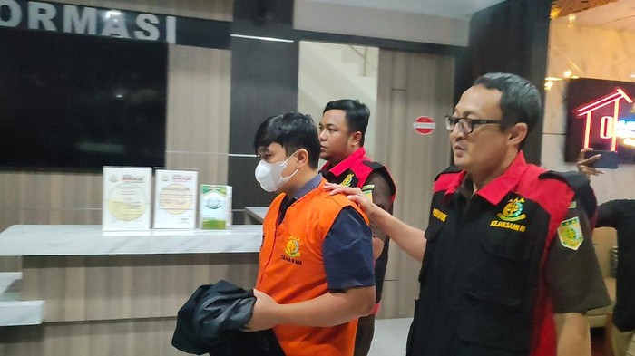Tersangka RR saat ditetapkan tersangka dan ditahan