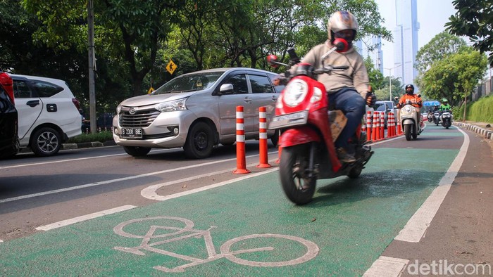 Tidak Hanya Motor, Mobil Juga Serobot Jalur Sepeda Sejumlah pengendara sepeda motor dan mobil melintasi jalur sepeda di jalan Penjernihan, Jakarta, Rabu (12/7/2023). Jalur sepeda yang kini makin terabaikan akhirnya diserobot tidak hanya oleh pengendara motor, tetapi juga oleh pengendara mobil.