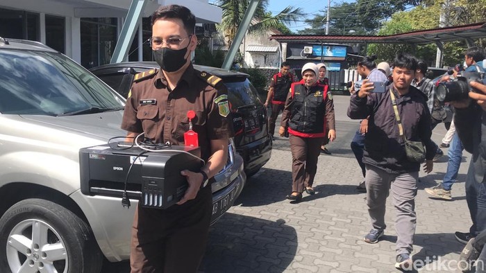Tim dari Kejati DIY usai menggeledah kantor Dispertaru DIY terkait kasus mafia tanah Tanah Kas Desa (TKD), Rabu (12/7/2023).