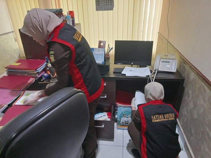 Tim penyidik Kejaksaan Tinggi (Kejati) DIY menggeledah Kantor Dinas Pertanahan dan Tata Ruang (Dispertaru) DIY, Rabu (12/7/2023).