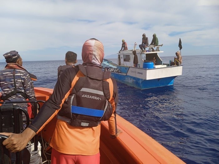 Tim SAR Gabungan mencari Tazkiel (32), nelayan asal Desa  Reroroja, Kecamatan Magepanda, Kabupaten Sikka yang hilang dua hari di perairain Watumanuk Kabupaten Sikka. (Humas Basarnas Maumere)