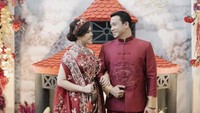 Pada momen ini, Tina Toon dan Daniel begitu serasi dengan busana cheongsam. Foto: Instagram Tina Toon