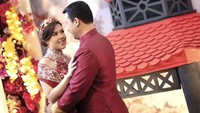Tina Toon akhirnya mengungkap wajah kekasihnya yang selama ini ia sembunyikan. Mereka tampil serasi menggunakan baju warna merah marun. Foto: Instagram tinatoon101