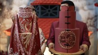 Sangjit merupakan prosesi seserahan dimana mempelai pria memberikan sejumlah barang pada mempelai wanita. Salah satunya kue desain cheongsam yang keren ini. Foto: Instagram tinatoon101
