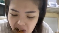 Selain udang, ia juga menikmati Samyang yaitu produk mie instan Korea yang terkenal dengan rasa pedas yang kuat. Foto: Instagram tinatoon101