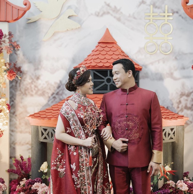 Tina Toon menggelar Sangjit, atau prosesi lamaran adat Tionghoa, di kediamannya. Meskipun diadakan di rumah, dekorasi tetap terlihat meriah dan mewah. Foto: Instagram tinatoon101