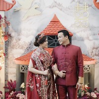 Tina Toon menggelar Sangjit, atau prosesi lamaran adat Tionghoa, di kediamannya. Meskipun diadakan di rumah, dekorasi tetap terlihat meriah dan mewah. Foto: Instagram tinatoon101