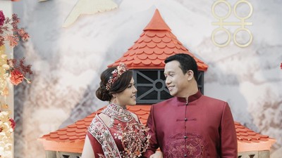8 Momen Mewah Sangjit Tina Toon Bernuansa Marun, Calon Suami Bikin Penasaran
