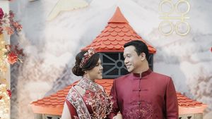 8 Momen Mewah Sangjit Tina Toon Bernuansa Marun, Calon Suami Bikin Penasaran