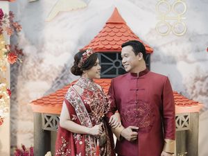 8 Momen Mewah Sangjit Tina Toon Bernuansa Marun, Calon Suami Bikin Penasaran