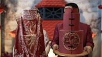 Tina Toon dan Daniel membawa cheongsam cake. Foto: Instagram Tina Toon
