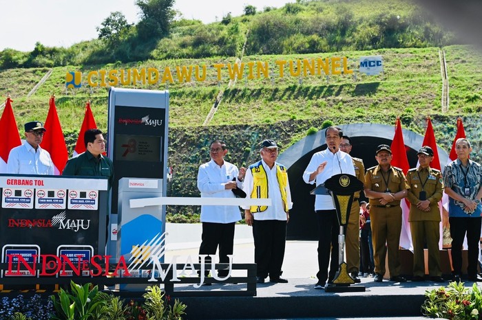Tol Cileunyi-Sumedang-Dawuan (Cisumdawu) akhirnya diresmikan oleh Presiden Joko Widodo (Jokowi) pada Selasa, 11 Juli 2023. Titik peresmian dilakukan di Cisumdawu Twin Tunnel, Sumedang Jawa Barat, dan ditandai dengan proses tap kartu tol pada gardu sensor juga penandatanganan prasasti.