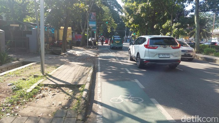 Trotoar di Jalan Banda, Kota Bandung mengalami kerusakan. Keramik di pedestrian yang ada di jalur pejalan kaki tersebut hilang dan belum ada perbaikan.