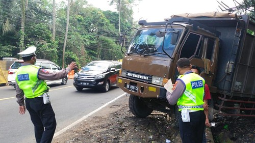 Truk bermuatan 15 ton besi beton mengalami kecelakaan tunggal di tikungan Desa Samsam, Kerambitan, Rabu (12/7/2023).
