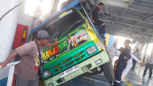 Truk terguling di KMP Dharma Ferry 1 dalam perjalanan dari Pelabuhan Ketapang menuju Pelabuhan Gilimanuk, Rabu (12/7/2023).