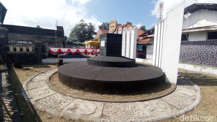 Tugu Koperasi di Tasikmalaya, tempat bersejarah yang menjadi lokasi pelaksanaan kongres Koperasi di Indonesia.