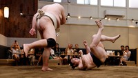 Walau dalam pertunjukan ini kamu bisa melihat para mantan atlet sumo tertawa dan bertingkah jenaka, percayalah mereka telah melewati proses dan rasa sakit untuk sampai di titik ini.  